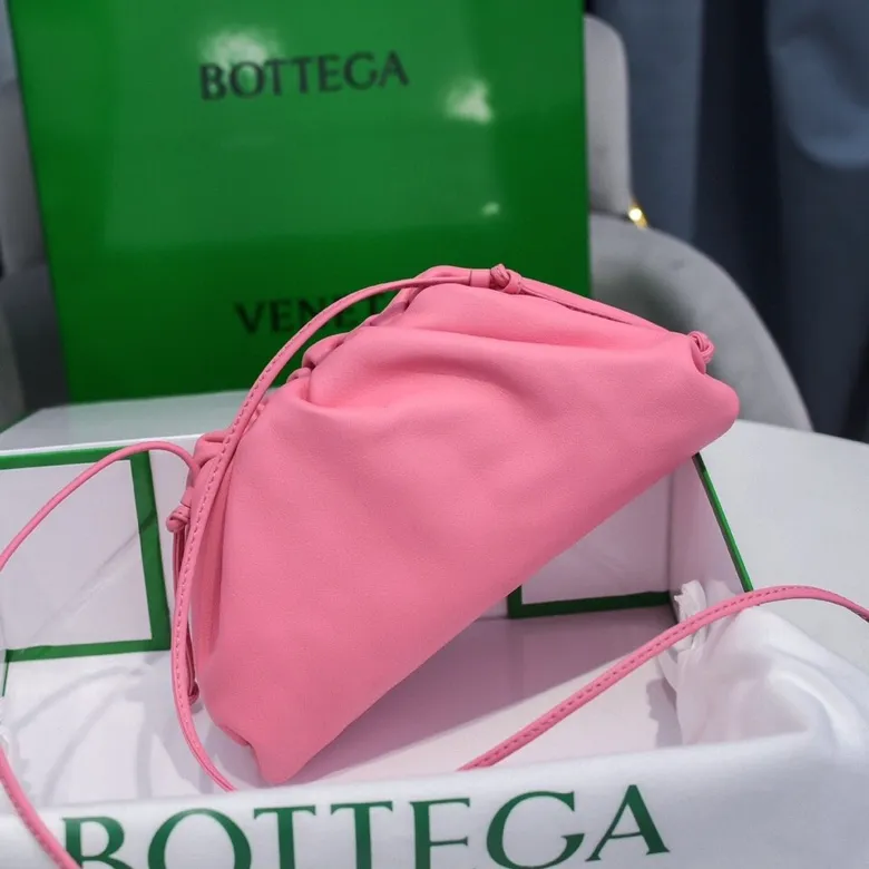 Batch 1120 Bottega Veneta cloud bag ☁️POUCH series original plain calfskin, super low-key and attractive, soft and casual. Major internet celebrity bloggers are crazy about calling it fashionable and classy, ​​lazy and intellectual. Small size: 23*13*8 (small cloud plain) girly pink, model: 6671